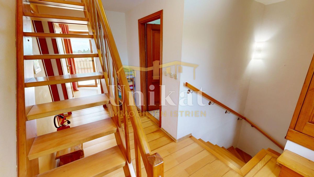 Posest z dvema kamnitima hišama - bazen in velika vrtna površina